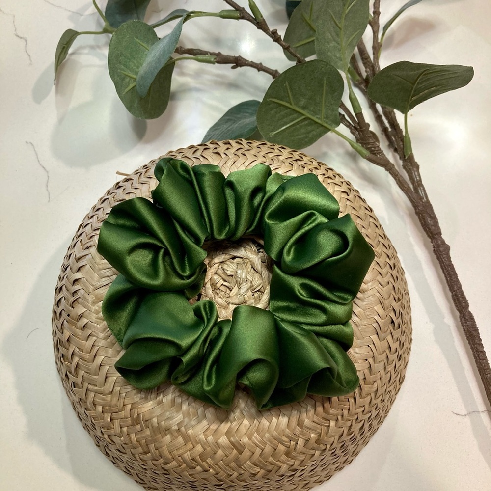 🌸 2/15$ Green Satin Scrunchie